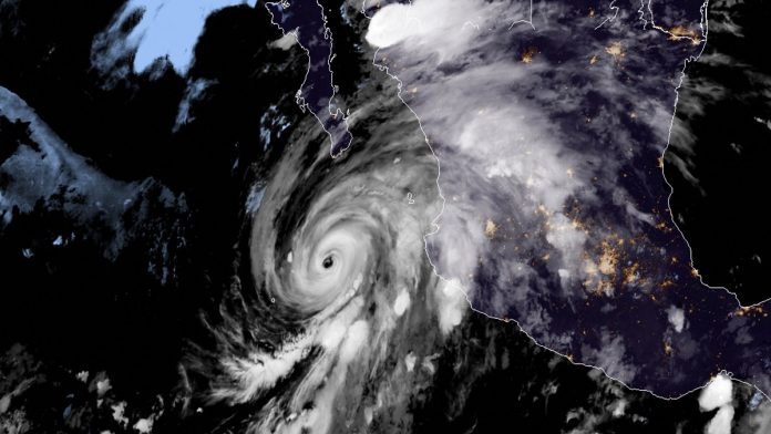México toma previsiones ante Genevieve, huracan categoría 4