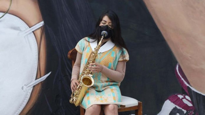 La saxofonista Maria Elena Ríos Ortiz acudió este domingo a la inauguración del mural Nucuāj (Fuerza en lengua triqui de San Juan Copala), en el que fue plasmada su imagen, en el Barrio de Xochimilco de Oaxaca.