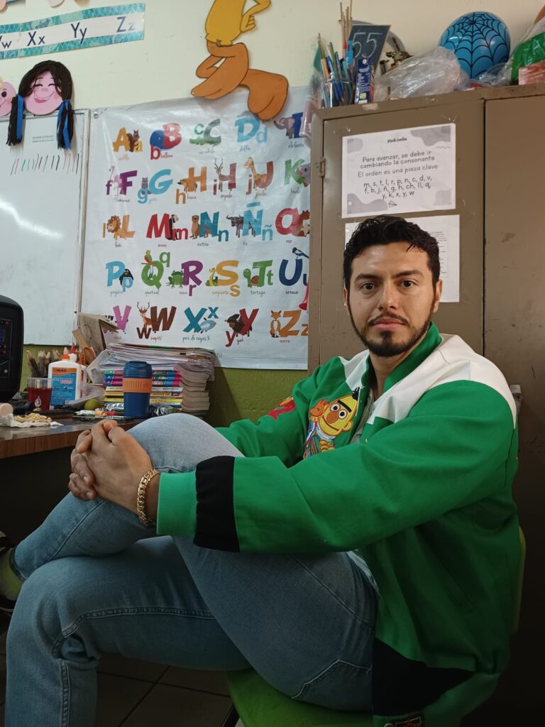 Maestro Miel: Conoce al profesor de primaria que se volvió viral por ...