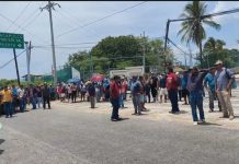 Bloquean carretera costera; exigen a Sheinbaum atender daños por huracán Erick