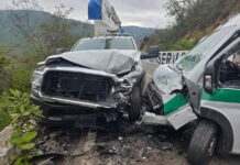 Choque entre vehículos de CFE y camioneta en renta deja un lesionado en la Sierra Norte; vehículo de Comisión a punto de caer a precipicio