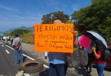 Maestros de Sección 22 bloquean distribuidor vial El Caracol en Santo Domingo Tehuantepec