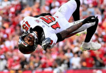 Afición de Buccaneers corea “MVP, MVP” tras touchdown de Tez Johnson y el receptor creyó que el cántico era para él; un compañero le aclaró que se referían al quarterback