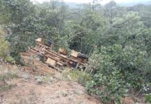 Volcadura de autobús deja 29 personas lesionadas en Oaxaca