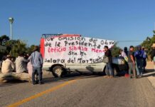 Pobladores de Jalapa de Marqués bloquean la carretera 190; acusan abandono y desvío de recursos