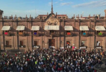 Manifestantes irrumpen en el Palacio de Gobierno en Morelia en reclamo por el asesinato del alcalde Carlos Manzo