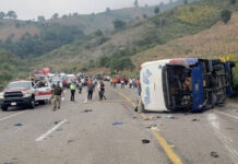 Volcadura de autobús en autopista de Chiapas deja dos muertos y 22 heridos; jornaleros indígenas viajaban a Sonora