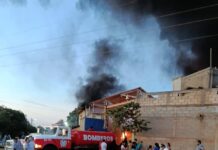 Incendio en bodega de plásticos moviliza a emergencias en Tehuantepec