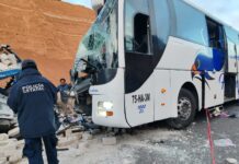 Dos mujeres muertas y 10 lesionados deja choque entre autobús de pasajeros y camión de carga en Oaxaca