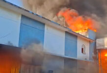 36 horas después, llamas continúan consumiendo producto de bodega de plástico en Tehuantepec