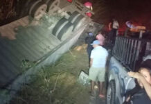 Nueva rapiña en Oaxaca tras volcadura de tráiler en la carretera 200