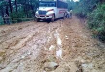 Autoridades de 5 municipios de Sierra Mixe denuncian colapso de camino y exigen intervención de Presidenta y Gobernador