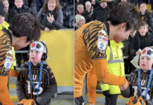 ¡Aplausos de pie! Futbolista japonés del Hull City le regala su camiseta y alienta a un niño con autismo que sufre acoso escolar