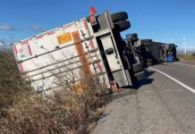 Vuelca tráiler por fuertes rachas de viento en la Salina Cruz–La Ventosa