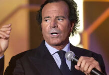 Julio Iglesias publica conversaciones con las mujeres que lo acusan de agresión sexual