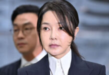 Condenan a la ex primera dama de Corea del Sur a casi dos años de prisión por corrupción