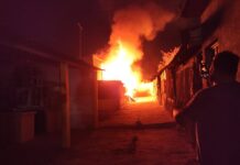 Incendio consume parte del mercadito en Zaachila; no reportan personas lesionadas