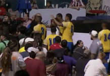 Pudo ser una tragedia: futbolistas inician pelea en la cancha e invaden las gradas para confrontar a los aficionados