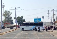 Vecinos de Zaachila bloquean carretera 175 para exigir reconocimiento de colonia