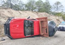 Vuelca camioneta en la carretera 125, en Tlaxiaco