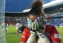 Portera del Querétaro Femenil llora al atajar un penalti y firmar el primer triunfo de su club tras 14 jornadas