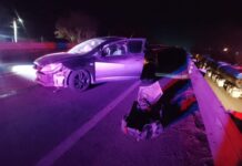 Colisión entre vehículo y barrera metálica deja unidad como pérdida total en libramiento de Pemex