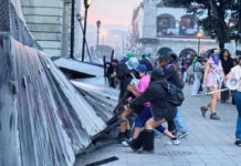 Marcha del 8M en Oaxaca termina con desalojo policial y tres detenidos