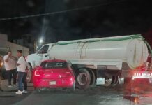 Mujer resulta lesionada tras quedar prensada en choque con pipa en Oaxaca