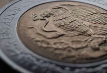 Bolsa Mexicana cae 1.79% mientras el peso cotiza en 17.38 por dólar