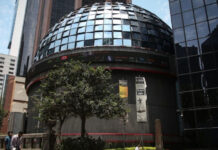 Bolsa mexicana liga tres sesiones a la baja: pierde 0.94% mientras mercados de EU avanzan