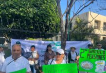 Jubilados electricistas se manifiestan en Oaxaca por presuntos recortes