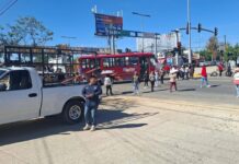Padres bloquean en Oaxaca por falta de clases en secundaria; acusan incumplimiento del IEEPO