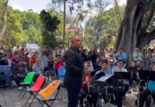 Músicos alzan la voz en plena presentación; exigen salarios dignos