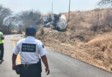 Conductor rescatado con heridas de gravedad y múltiples daños materiales, el saldo por volcadura de doble remolque en carretera número 200