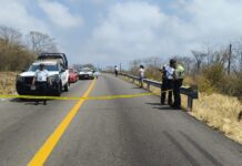 Conductor rescatado con heridas de gravedad y múltiples daños materiales, el saldo por volcadura de doble remolque en carretera número 200