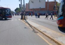 Maestros de la Sección 22 retienen Binnibús y bloquean Avenida Universidad, ADO y parque de beisbol
