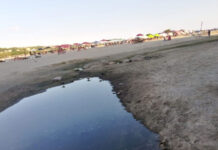 Habitantes de San Pedro Mixtepec corroboran contaminación con aguas negras de Bahía Principal de Puerto Escondido