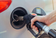 EU no descarta suspender temporalmente el impuesto a la gasolina tras incremento de los precios por el conflicto en Irán