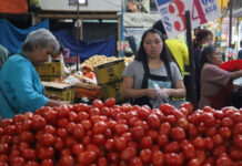 Inflación en México se desacelera en abril a 4.45%; jitomate, chile serrano y papa son los que más aumentan
