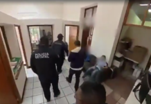 Tras hechos violentos en Mitla, presentan a declarar a edil, director y sub director de policía municipal, así como a elementos y un escolta