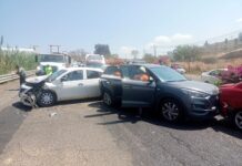 Dos lesionados y daños materiales no cuantificados, el saldo de carambola entre 7 vehículos en carretera 175
