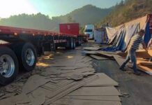 Vuelca tráiler cargado con triplay en la autopista Oaxaca–Nochixtlán; hay afectaciones viales
