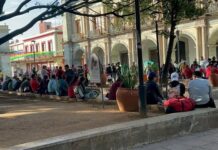 Maestros de educación física se instalan en plantón en los corredores del Palacio de Gobierno