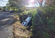 Conductor de taxi resulta lesionado tras accidente en carretera de Nochixtlán
