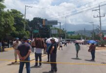 Vecinos de colonia Niños Héroes de Atzompa bloquean Plaza Bella en demanda de construcción de pozo; Sego les canceló mesa por protestar