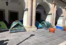 Maestros de educación física levantan plantón de palacio de gobierno tras acuerdo con autoridades
