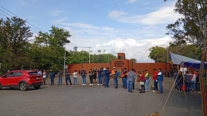 inicia-seccion-22-sus-movilizaciones-en-oaxaca-ya-hacen-presencia-en-el-aeropuerto-6a21a24e97a0d