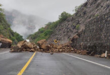 Derrumbe de rocas afecta circulación en la supercarretera Cuacnopalan-Oaxaca