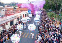 Ciudadanos y turistas se maravillan nuevamente con desfile de delegaciones del primer Lunes del Cerro, pero condenan cambio de nombre a “Calenda de las Culturas”