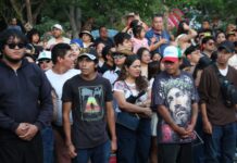 Grupos de choque intentan bloquean protesta de familiares del periodista Alejandro Leyva en Desfile de Delegaciones